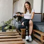 Die 27-jährige Katja Pschait lebt mit Kater Jack in einer Wohnung in Gralla