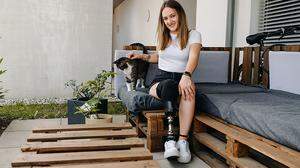 Die 27-jährige Katja Pschait lebt mit Kater Jack in einer Wohnung in Gralla