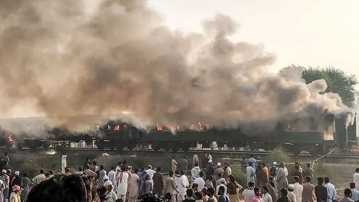 Gaskocher explodierte: Dutzende Tote nach Zugsunglück in Pakistan