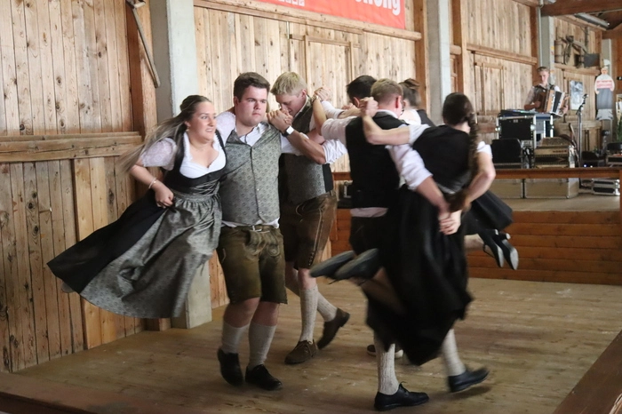 Die Landjugend Gräbern/Prebl stimmte das Publikum mit ihren Tänzen auf den Volksmusiknachmittag ein.