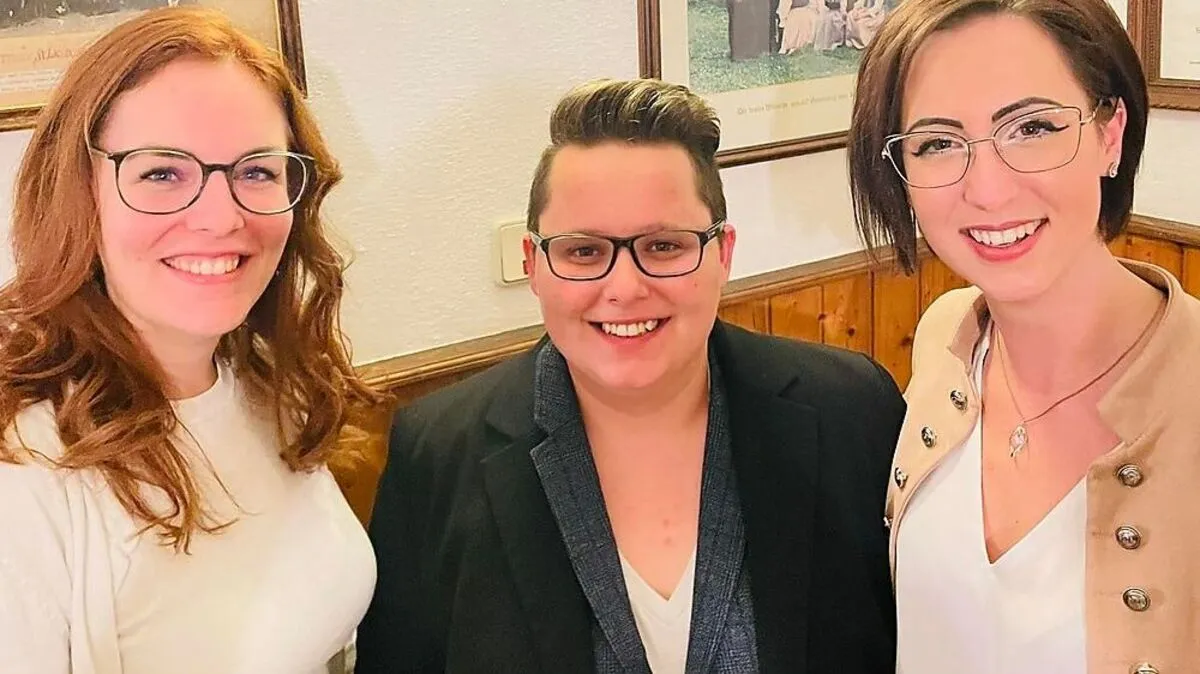 Von links: Obfraustellvertreterin Tanja Fasching, Obfrau Verena Pliemitscher und Kapellmeisterin Kathrin Bischof