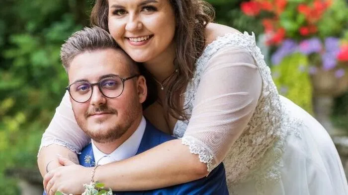 Auf Facebook lernten sich Tanja Thomaschütz – übrigens Mitarbeiterin der Kleinen Zeitung – und Kevin Kattnig vor zehn Jahren kennen. Die erste, wenngleich zufällige Begegnung auf einer Brücke in Villach verlief aber nicht gerade wie gewünscht – Tanja lief an Kevin einfach vorbei. Daraufhin schrieb er sie nochmals an. Der Rest ist eine große Liebesgeschichte. Am 20. August schworen sich die beiden im Warmbaderhof in Villach die ewige Treue.