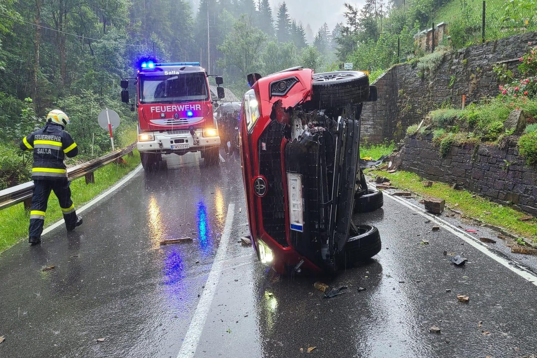 Unfall durch Starkregen: Auto fuhr gegen Steinmauer und kippte um