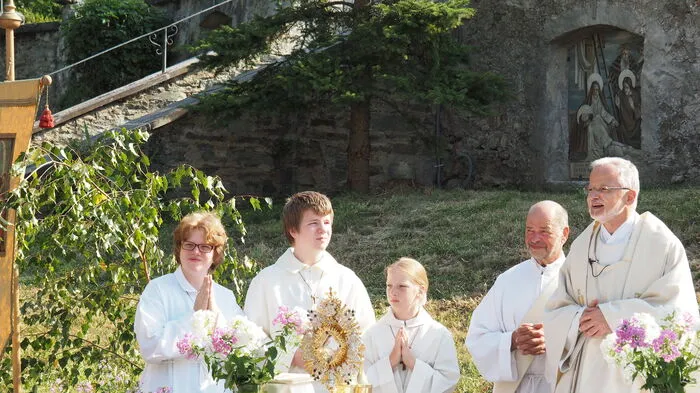 Vor der Pfalzkirche von Karnburg begann Sonntagvormittag um neun Uhr wieder der ganztägige traditionelle Annakirchtag. Maria Saals Dompfarrer Klaus Domko zelebrierte die Sonntagsmesse.