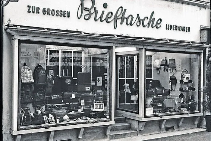 Natasha Tetens hat dafür über ein Jahrzehnt lang Fotos von Grazer Geschäftsportalen geschossen.
