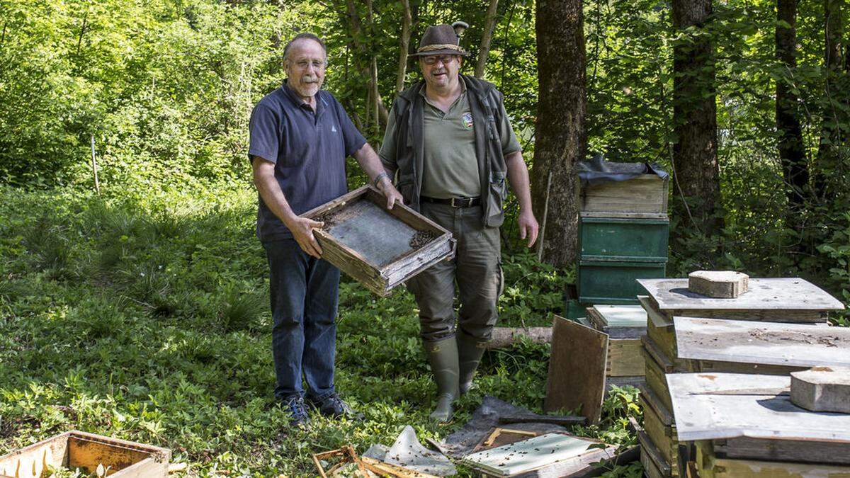 Johannes Schifrer (rechts) und Imker Alfred Bilban