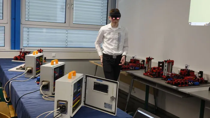 An der HTL in Voitsberg wurde am Donnerstag, dem 16. Februar 2023 ein österreichweit einzigartiges Labor für "Digitale Produktentwicklung" eröffnet. Die Schule ist bundesweit auch die einzige HTL, an der die Schüler mit "digitalen Zwillingen", also virtuellen Maschinen, die über Mixed-Reality-Brillen auch händisch gesteuert werden können, verfügt.