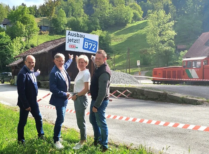 Sie präsentierten am 22. Mai das Transparent auf der Hütte der Feistritztalbahn bei Rosegg: Andreas Schlemmer (WKO-Regionalstellenleiter), Bernhard Stranzl (WKO-Obmann), Manuela Kuterer (Regionalstellenobmann-Stellvertreterin) und Philipp Harrer von der „ecowall GmbH“ in Rosegg. Sowohl Transparent als auch die Halterung dafür wurden mittlerweile entfernt