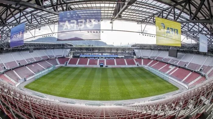 Unter der Tribüne soll die Strecke verleufen, der Rasen bleibt unberührt