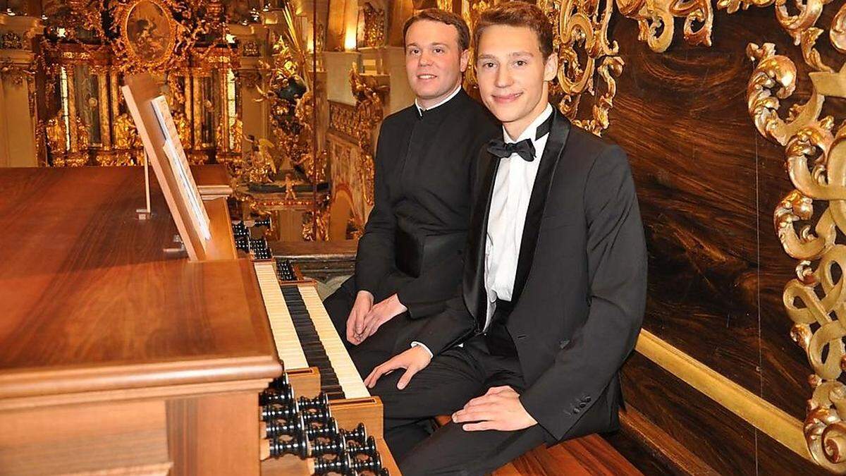 Initiator Elias Kraxner mit Organist Lukas Hasler