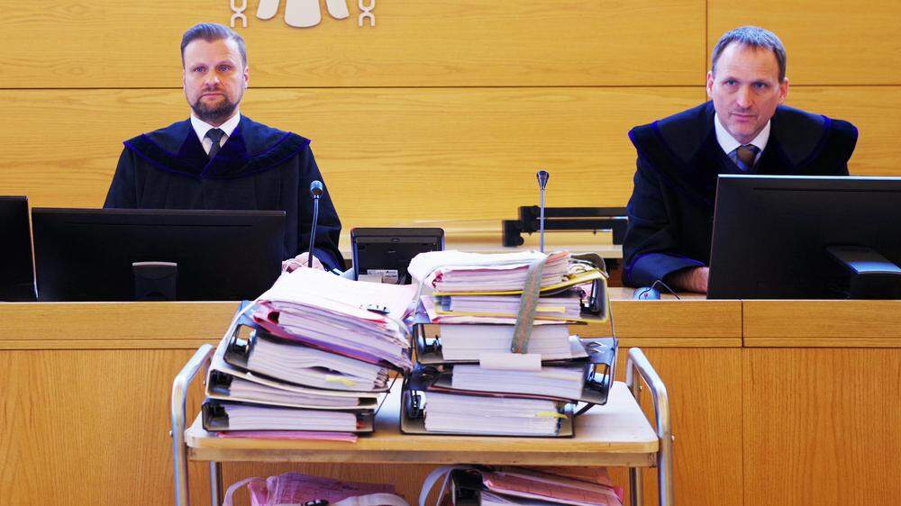 Richter Roman Weiß (links) und Beisitzer Peter Wilhelm mit dem Aktenberg zum Semmering-Prozess