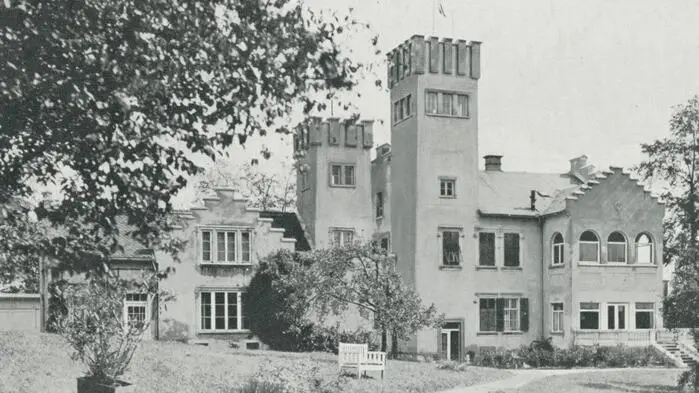 Schwarz-weiß Foto eines alten, schlossähnlichen Gebäudes in der Panoramagasse 