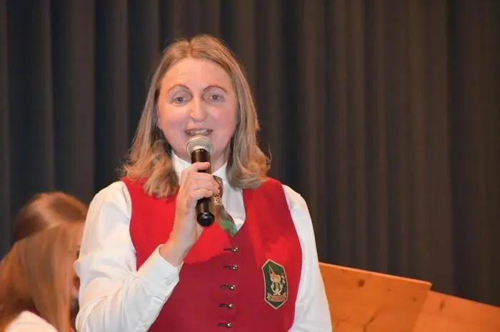 Obfrau Karin Dorfer konnte am Beginn des Konzertabends in der vollen Greimhalle auch einige Ehrengäste begrüßen.