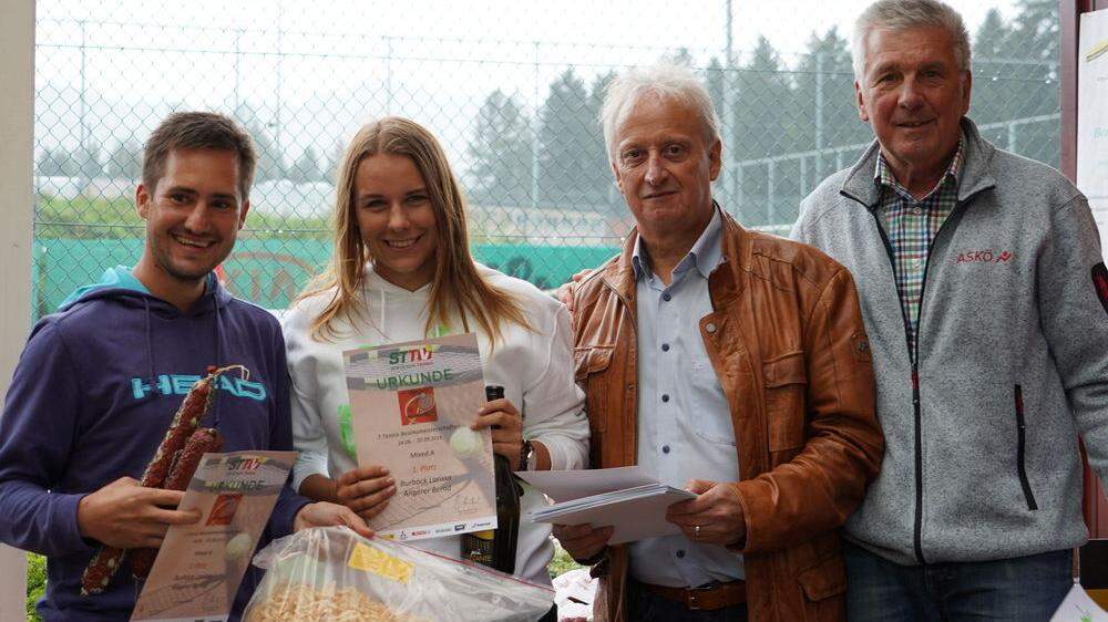 Mixed-Sieger Bernd Angerer und Larissa Burböck, Sportausschuss-Obmann Gernot Pirkwieser, TC-Obmann Werner Marischnig 