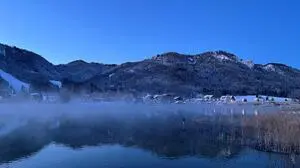 Die Magie der blauen Stunde: der See erwacht