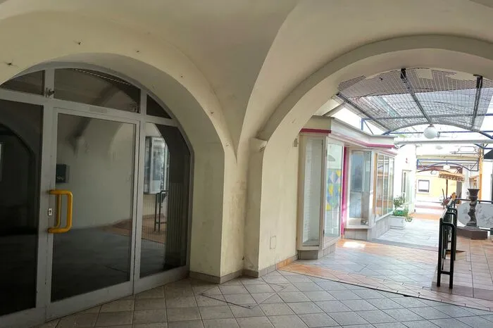 Besonders trist ist die Lage in der Michaelipassage, die zur Fußgängerzone führt. Einst waren hier vielfältige Läden - von einem Friseurbedarfsgeschäft bis hin zu einem Sushi-Lokal, ...