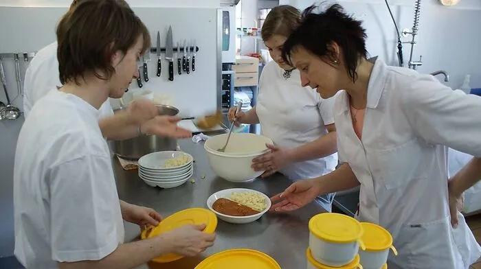 Die Jugendlichen kochen täglich bis zu 100 Mittagsmenüs, die an Betreuungseinrichtungen geliefert werden