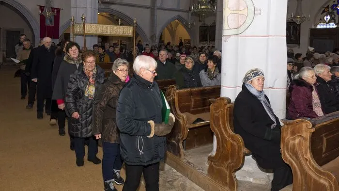 Der Singkreis Maria Buch lud am 8. Dezember zu einem Adventkonzert in der Wallfahrtskirche Maria Buch ein. Dieser Einladung folgten so viele Besucher, dass auch der zusätzlich bestuhlte Mittelgang prall gefüllt war.