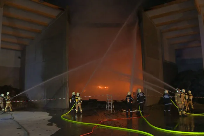 Beim Eintreffen der Feuerwehr stand der Gebäudekomplex in Oberhaus bereits in Vollbrand, innerhalb kürzester Zeit sei dann die Dachkonstruktion der Halle eingestürzt, hieß es von der Feuerwehr.   