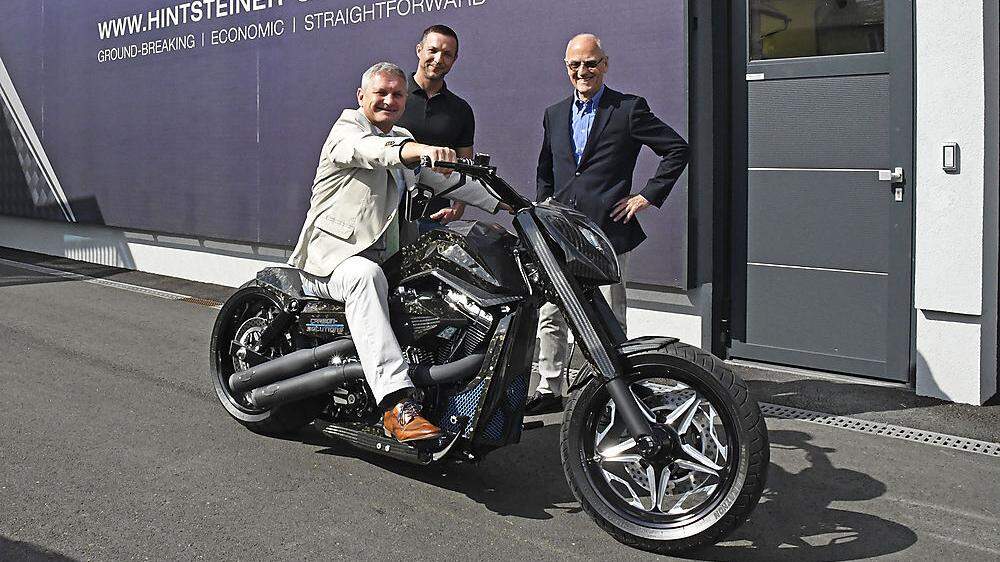 Christian Sander, Martin Hintsteiner und Wirtschaftsfrühstück-Organisator Siegfried Nerath mit der Carbon-Harley