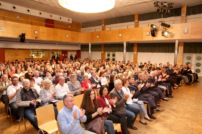 Im Kulturhaus neben zahlreichen Polizeikommandanten wurden unter anderen gesichtet: "Hausherr" Bürgermeister Alexander Benedikt, Landtagsabgeordneter Günter Leikam,  Landesfeuerwehrkommandant-Stellvertreter Dietmar Hirm, Bezirksfeuerwehrkommandant Friedl Monai, Bezirkspolizei-Kommandantin Daniela Puffing mit Stellvertreter Walter Schlintl, Dechant Lawrence Pinto sowie Alt-Bürgermeister Manfred Mitterdorfer.