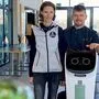 Claudia Stausberg (45) und Werner Rainer (49), Pächter der Adler Lounge in Kals am Großgklockner, mit ihrem Roboter Charly