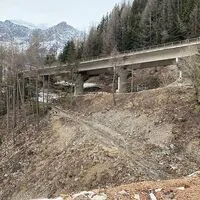Die Waldbachbrücke wird durch Aufschüttungen mit Erzberg-Abraummaterial bis zum nächsten Jahr ersetzt