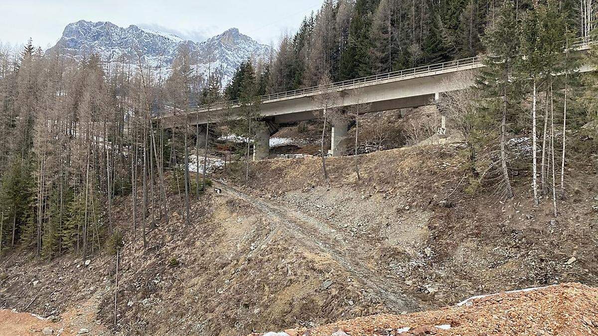 Die Waldbachbrücke wird durch Aufschüttungen mit Erzberg-Abraummaterial bis zum nächsten Jahr ersetzt