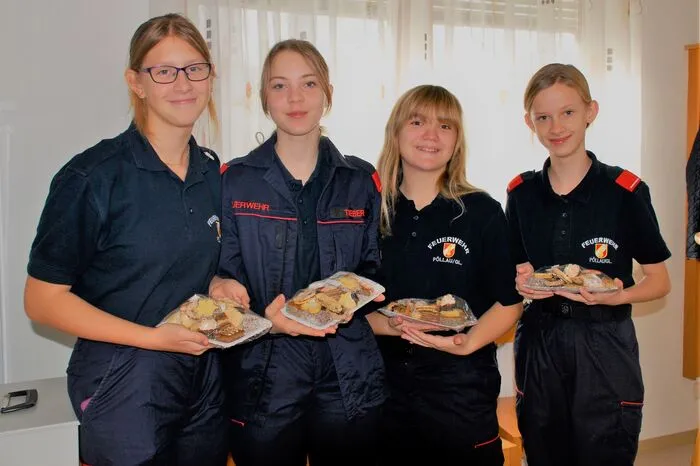 Ebenso angeboten wurden Mehlspeisen von der Feuerwehrjugend Pöllau bei Gleisdorf.