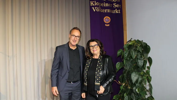 Lions Club Präsident Gerhard Jenic mit der Präsidentin vom Hilfswerk Völkermarkt, Elisabeth Scheucher.