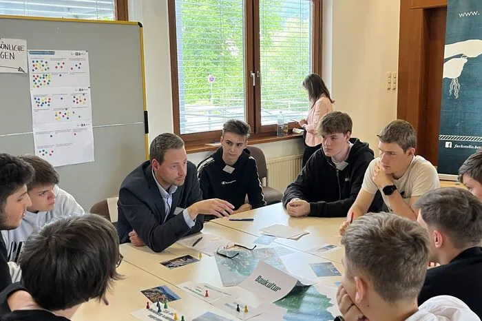 Patrick Hollerer (FPÖ) brachte den Jugendlichen Baukultur näher.