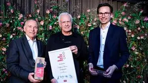 Wolfgang Pollanz (Mitte) gewann in der Kategorie Lebenswerk, es gratulierten Sponsorenvertreter Christian Purrer (Energie Steiermark, links) und Redakteur Robert Lenhard