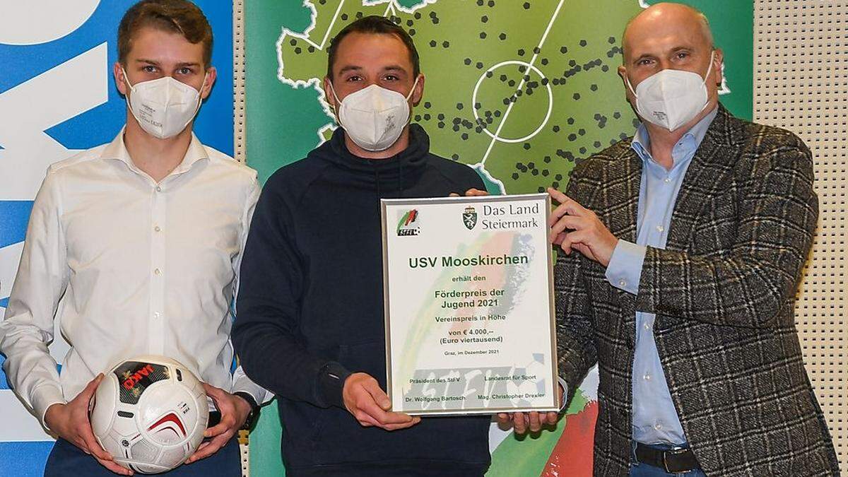 Wolfgang Bartosch (rechts) überreichte Thomas Kainz links) und Mario Moises (Mitte) vom USV Mooskirchen den Förderpreis der Jugend