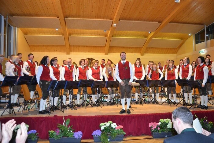 Nach dem Abgang des Langzeitkapellmeisters Anton Hlebaina im Jänner wurde das Konzert vom neuen Kapellmeister Johannes Lintschinger geleitet.