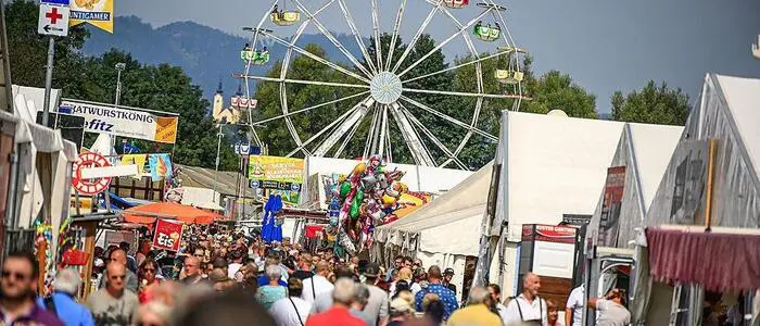 Zu sehen ist das Bleiburger Wiesenmarkt-Gelände mit zahlreichen Besuchern 