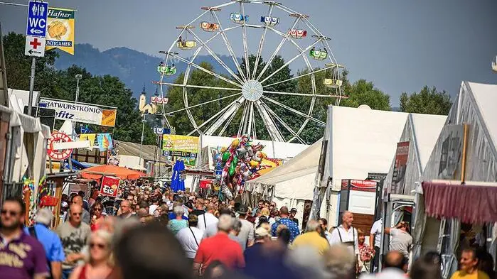 Zu sehen ist das Bleiburger Wiesenmarkt-Gelände mit zahlreichen Besuchern