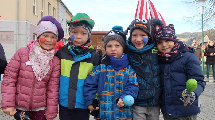 Die Kinder des Wartberger Kindergartens haben senhsüchtig auf das Prinzenpaar gewartet.