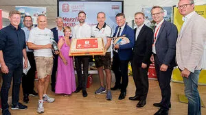 Kleine-Chefredakteur Wolfgang Fercher überreichte im Beisein vieler Gratulanten Organisator Michael Kummerer eine Torte