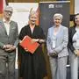 Überreichung der Urkunde „Denkwechsel“.  Johannes Strohmayer, Barbara Tóth, Maria Windhager, Petra Stuiber 