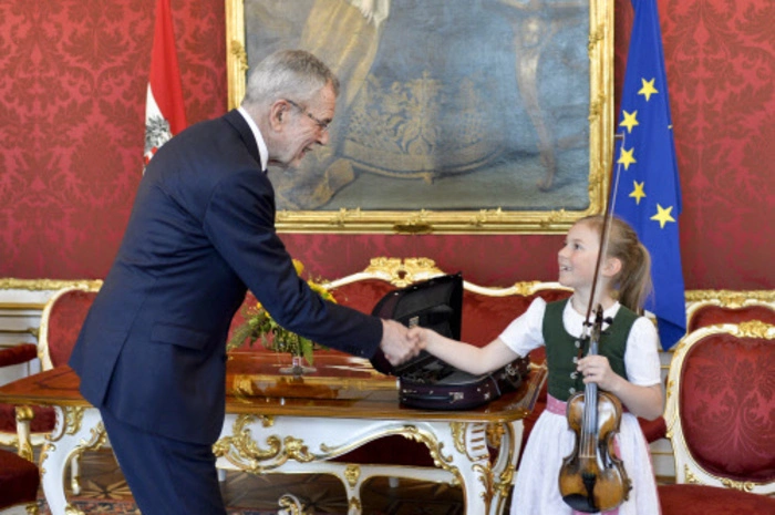 "Sie wird das sicher ganz ausgezeichnet machen", lobte der Bundespräsident die Kleine nach einer kurzen Vorspielstunde in der Hofburg.