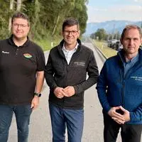 Weißensteins Gemeinderat Raphael Wutte, Landeshauptmann Stellvertreter und Straßenreferent Martin Gruber (beide ÖVP) und Christian Zechner, Leiter Straßenbauamt Villach bei einem Lokalaugenschein