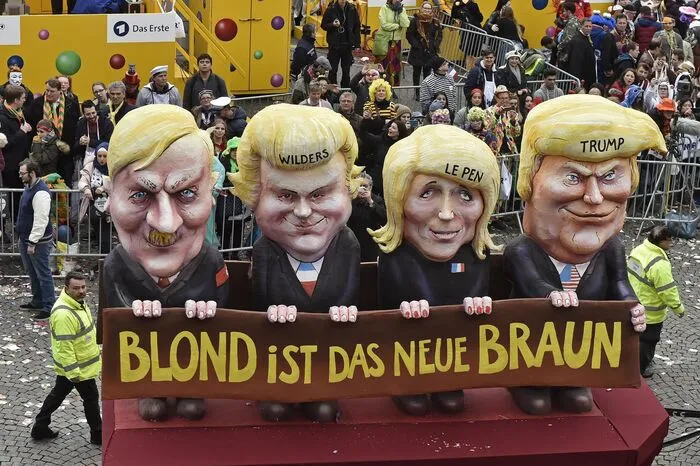 Blonde Populisten werden in einer Reihe mit Hitler gezeigt.