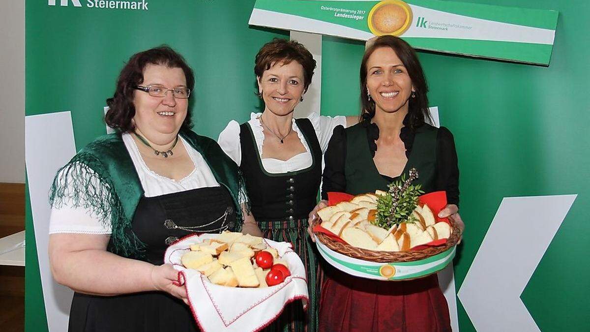 Maria Pein (m.), Vizepräsidentin der Landwirtschaftskammer, mit Astrid Pammer (l.) und Eva Zach