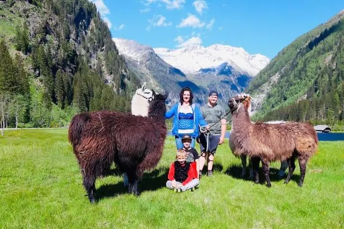 „Lamas strahlen eine unfassbare Ruhe aus, die sie an uns weitergeben“, sagen die Glantschnigs. Mehr zu den Touren unter www.tauernlama.at 