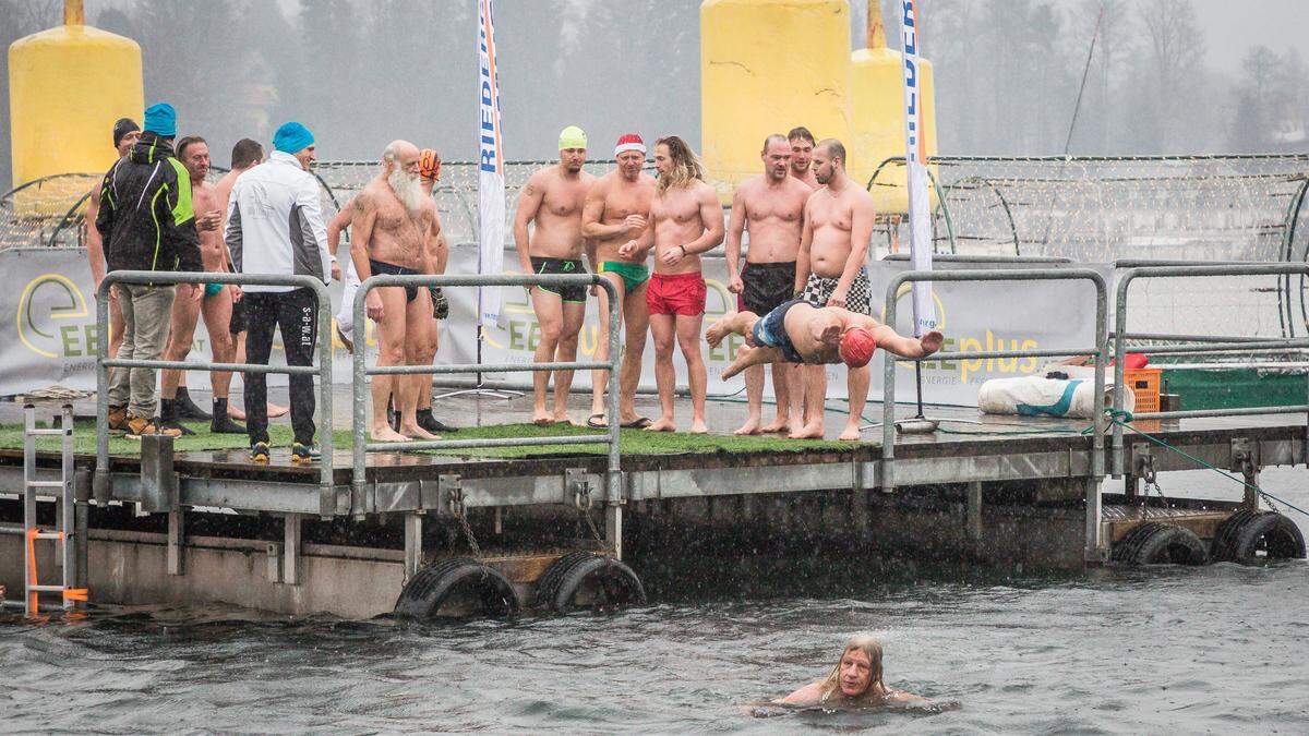 Etwa 100 Teilnehmer waren beim Neujahrsschwimmen 2018 