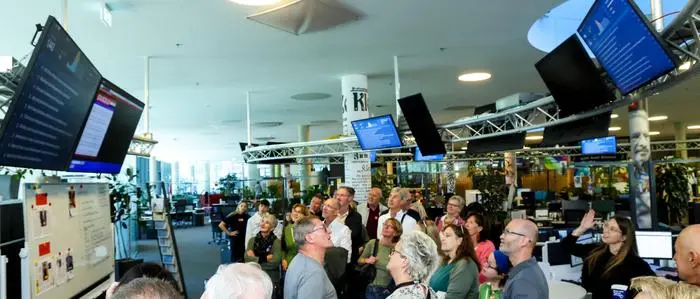 Leserinnen  und Leser erkundeten den Newsroom der Kleinen Zeitung