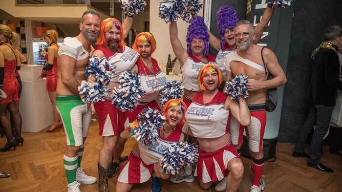 Eine Runde vollbusiger Cheerleaderinnen ...