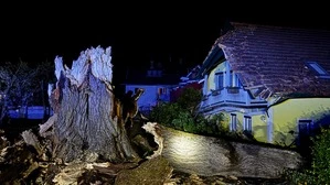 Beim Haus entstand großer Schaden, die Familie blieb unverletzt