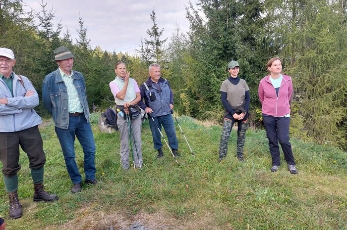Das Waldstück war von Schneedruck und Sturm betroffen. Nach den Aufräumarbeiten hatte man sich für eine besondere Aufforstungsaktion entschlossen, so Vizebürgermeister Martin Moser.