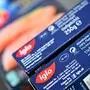Iglo ist wegen einer versteckten Preiserhöhung ("Shrinkflation") verurteilt worden. Anlass war das Tiefkühlprodukt "Iglo Atlantik Lachs", dessen Füllmenge von 250 auf 220 Gramm reduziert wurde, ohne dass dies für Verbraucher klar erkennbar gewesen sei